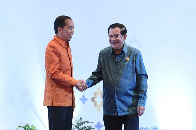 Presiden Joko Widodo berjabat tangan dengan Perdana Menteri Kamboja Hun Sen saat menghadiri jamuan makan malam KTT ASEAN di Phnom Penh, pada 12 November 2022. Foto: Kris/Biro Pers Sekretariat Presiden