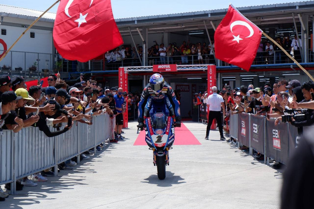 Pebalap Pata Yamaha Toprak Razgatlioglu pole position Superpole, WSBK Mandalika 2022.  Foto: Aditya Pratama Niagara/kumparan