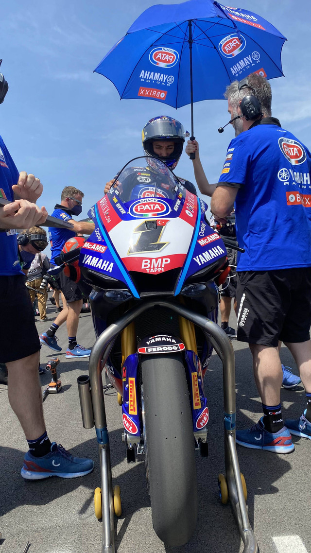 Toprak Razgatlioglu jelang superpole World Superbike (WSBK) 2022 di Sirkuit Mandalika, Minggu (13/11/2022). Foto: Soni Insan Bagus/kumparan
