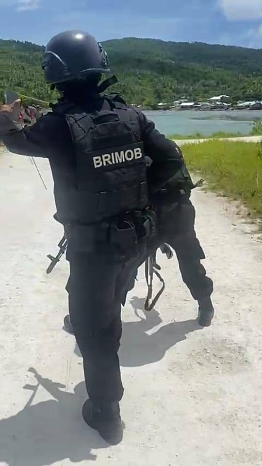 Dua personel Brimob terluka saat berusaha menghalau bentrokan antar kelompok warga di Kabupaten Maluku Tenggara, Provinsi Maluku. Foto: Dok. Istimewa