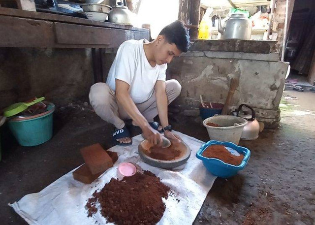 Akhmad Fakhrurrozi saat menyiapkan bahan untuk pembuatan telur asin dari telur puyuh. 