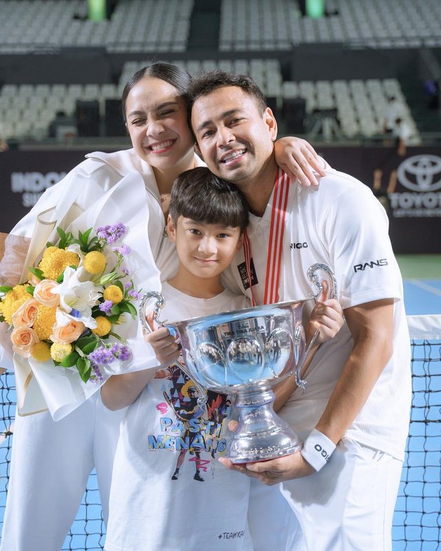 Raffi Ahmad bersama Nagita Slavina dan Rafathar usai dirinya menang dalam pertandingan tenis melawan Desta di acara Tiba Tiba Tenis. Foto: Instagram/@raffinagita1717