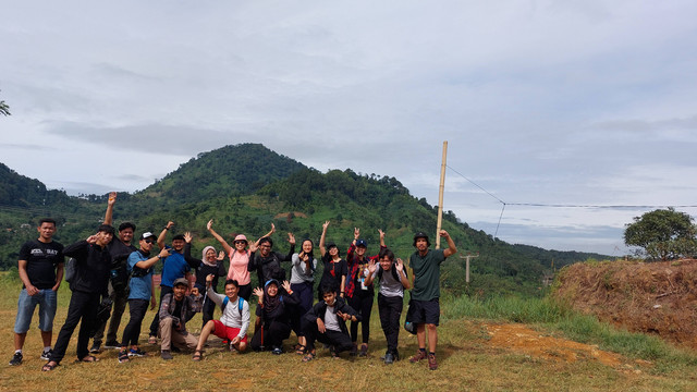 Foto dulu sebelum memulai trek Gua Garunggang. Dijepret Kang Apoy guide kami pakai hape bagusnya Mas Faw (Kongs). 