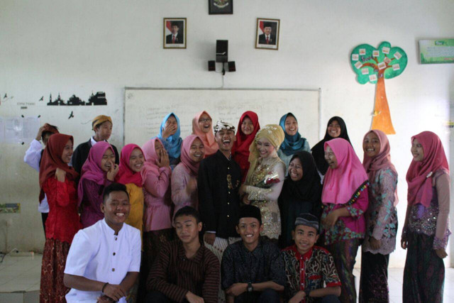 Penggunaan baju adat dalam rangka Hari Lahir Pancasila. Sumber: Dokumentasi Pribadi