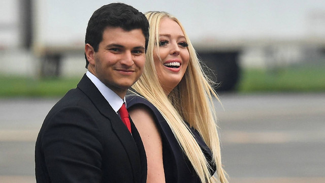Michael Boulos dan Tiffany Trump menunggu kedatangan Presiden AS Donald Trump dan Ibu Negara Melania Trump di Bandara Internasional Orlando di Orlando, Florida, pada 18 Juni 2019. Foto: Mandel Ngan/AFP