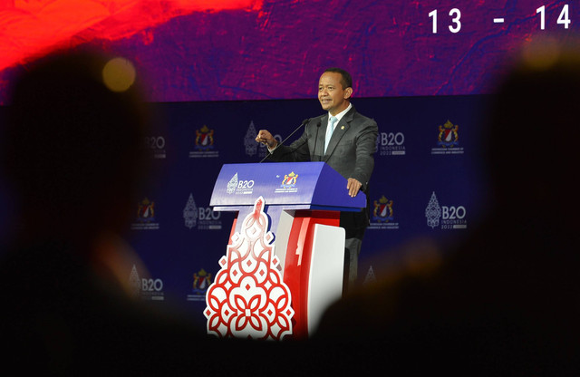 Menteri Investasi/Kepala Badan Koordinasi Penanaman Modal (BKPM) Bahlil Lahadalia menyampaikan paparannya dalam Sesi Pleno Kelima B20 Summit Indonesia 2022 di Nusa Dua, Kabupaten Badung, Bali, Minggu (13/11/2022). Foto: Aditya Pradana Putra/Antara Foto