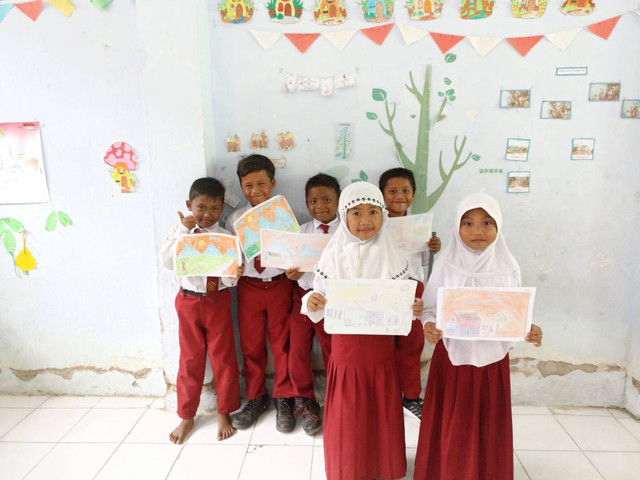 Siswa sedang melakukan aktivitas pebelajaran. Sumber : Dokumentasi Pribadi