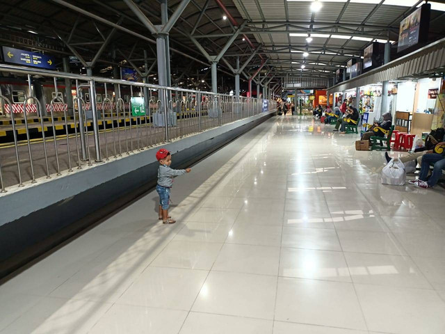 Zehan ketika bertamsya di Stasiun Tugu Yogyakarta menggunakan Kereta Api Listrik/photo by : youtube source "Ruang Dakwah Medis Indonesia"