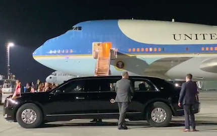 Presiden Amerika Serikat Joe Biden menggunakan mobil kepresidenan khusus setibanya di Bali, Minggu (13/11) malam. Foto: dok. tangkapan layar instagram.com/g20org