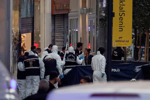 Anggota polisi bekerja di tempat kejadian setelah ledakan di jalan Istiklal pejalan kaki yang sibuk di Istanbul, Turki. Foto: Kemal Aslan /REUTERS