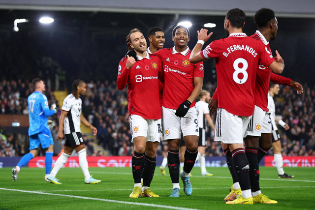 Selebrasi pemain Manchester United Christian Eriksen usai mencetak gol ke gawang Fulham pada pertandingan lanjutan Liga Inggris di Craven Cottage, London, Inggris. Foto: David Klein/REUTERS