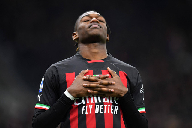 Selebrasi pemain AC Milan Rafael Leao usai mencetak gol ke gawang Fiorentina pada pertandingan lanjutan Liga Italia di Stadion San Siro, Milan, Italia.  Foto: Daniele Mascolo/REUTERS