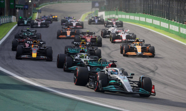 Sejumlah pebalap saat balapan F1 Grand Prix Brasil di Sirkuit Jose Carlos Pace, Sao Paulo, Brasil. Foto: Ricardo Moraes/REUTERS
