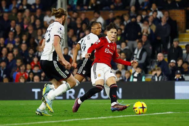 Pemain Manchester United Alejandro Garnacho mencetak gol ke gawang Fulham pada pertandingan lanjutan Liga Inggris di Craven Cottage, London, Inggris.
 Foto: Andrew Boyers/REUTERS