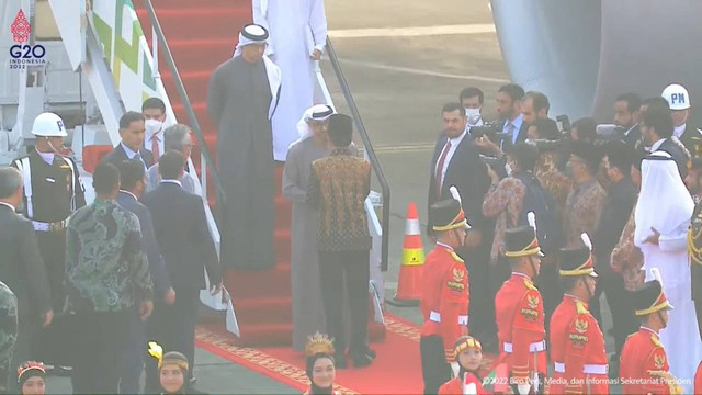 Presiden Joko Widodo menyambut kedatangan Presiden Uni Emirat Arab Mohammed bin Zayed Al Nahyan saat meresmikan Masjid Raya Sheikh Zayed, Solo.
 Foto: Youtube/Sekretariat Presiden