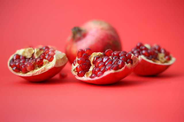 Ilustrasi buah delima yang bisa dikonsumsi untuk mengecilkan amandel yang meradang. Foto: Unsplash