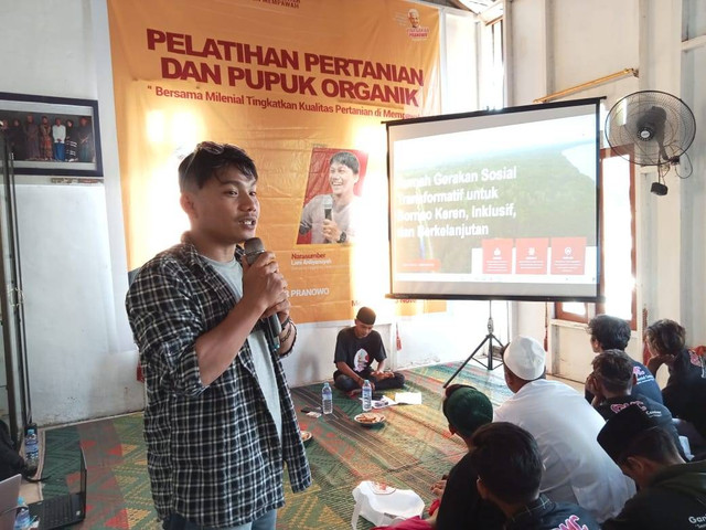 Mahasiswa dan milenial yang tergabung dalam Ganjar Milenial Center (GMC) Kabupaten Mempawah, Kalimantan Barat gelar pelatihan pertanian dan pembuatan pupuk organik. Foto: Dok. Istimewa