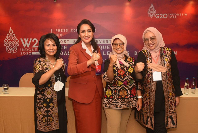 Communication Team W20 Indonesia, Tri Wahyuningsih, Co-Chair W20 Indonesia, Dian Siswarini, Ketua Umum KOWANI, Giwo Rubianto, dan Chair W20 Indonesia, Hadriani Uli Silalahi, pada Post Summit W20 Indonesia yang digelar di Nusa Dua, Minggu, 13 November 2022. Foto: Dok. W20