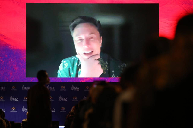 Elon Musk memakai batik Indonesia saat sesi pleno VIII B20 Summit Indonesia 2022 di BNDCC, Nusa Dua, Kabupaten Badung, Bali, Senin (14/11/2022). Foto: Aditia Noviansyah/kumparan