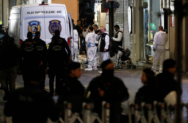 Teknisi forensik bekerja setelah terjadi ledakan di jalan Istiklal pejalan kaki yang sibuk di Istanbul, Turki, Minggu (13/11/2022). Foto: Kemal Aslan/Reuters