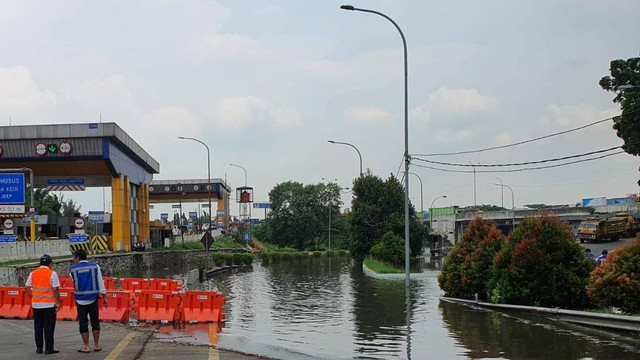 Genangan di akses Exit Bitung Jalan Tol Jakarta-Tangerang, Minggu (13/11/2022). Foto: Jasa Marga