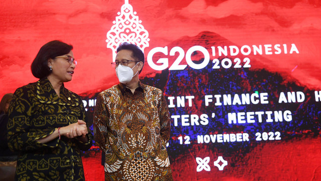 Menteri Keuangan Sri Mulyani (kiri) berbincang dengan Menteri Kesehatan Budi Gunadi Sadikin (kanan) sebelum pembukaan The 2nd Joint Finance and Health Ministers Meeting dalam rangkaian kegiatan Presidensi G20 Indonesia di Bali, Sabtu (12/11/2022). Foto: Akbar Nugroho Gumay/Antara Foto
