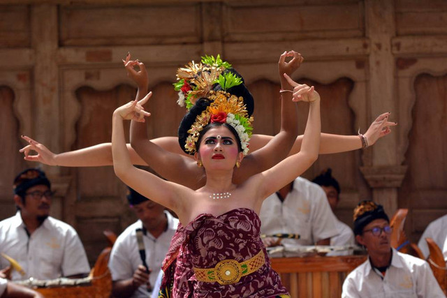 Ilustrasi tari pendet di Bali. Foto: Shutter Stock