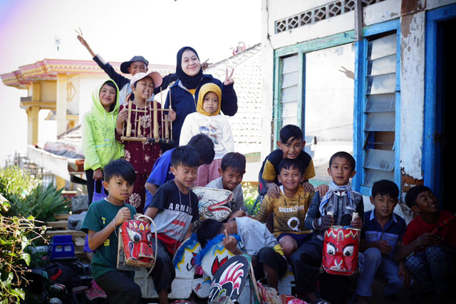 Tim Pengabdian Kepada Masyarakat Fakultas Ekonomi dan Bisnis Universitas Brawijaya (PkM FEB UB), Silvi Asna Prestianawati.,SE.,M.,Si., bercengkerama dengan anak-anak di Desa Wisata Ngadas, guna mendalami potensi wisata budaya.
