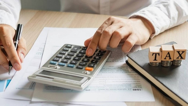Ilustrasi membayar pajak. Foto: Shutter Stock
