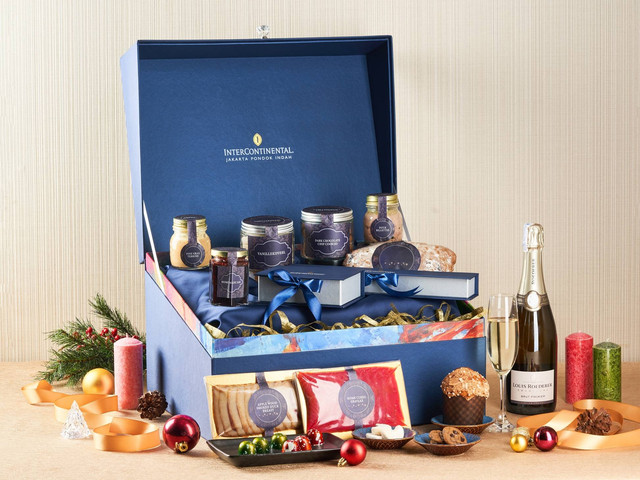 Hampers Natal dan Tahun Baru dari InterContinental Pondok Indah hasil kolaborasi dengan desainer Rinaldy Yunardi. Foto: InterContinental Jakarta Pondok Indah