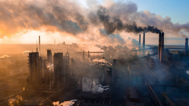 Emisi karbon yang memiliki dampak merugikan terhadap lingkungan dan kesehatan dapat diubah menjadi keuntungan dalam upaya transisi energi melalui mekanisme pasar karbon. Foto: shutterstock.com
