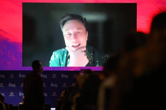 Elon Musk memakai batik Indonesia saat sesi pleno VIII B20 Summit Indonesia 2022 di BNDCC, Nusa Dua, Kabupaten Badung, Bali, Senin (14/11/2022). Foto: Aditia Noviansyah/kumparan