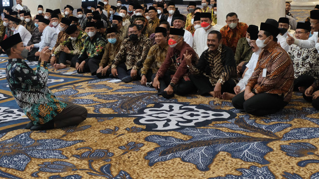 Para pejabat berfoto bersama dengan duduk beralaskan karpet bermotif batik saat peresmian Masjid Sheukh Zayed, Senin (14/11/2022). FOTO: Agung Santoso