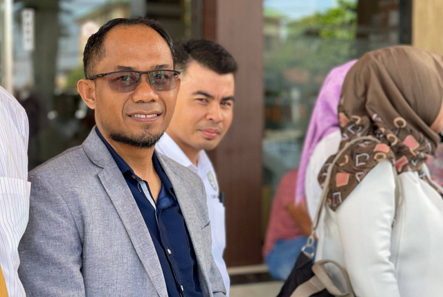 Ketua YLBH Maluku Utara. M Bahtiar Husni saat berada di Mapolda. Foto: Samsul Hi Laijou/cermat