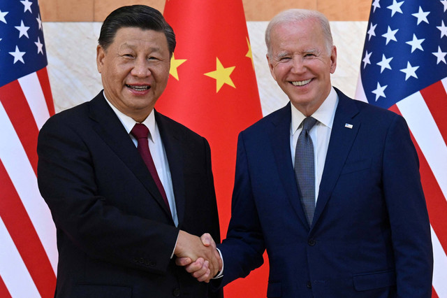 Presiden AS Joe Biden (kanan) dan Presiden China Xi Jinping (kiri) berjabat tangan saat mereka bertemu di sela-sela KTT G20 di Nusa Dua di pulau wisata Bali, Indonesia, pada Senin (14/11/2022). Foto: Saul Loeb/AFP