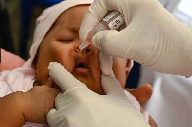 Seorang bayi menerima kapsul polio dalam Program Pencegahan Stunting Anak di posyandu di Banda Aceh, Senin (14/11/2022). Foto: Chaideer Mahyuddin/AFP
