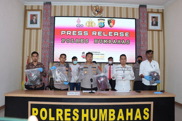 Polisi memaparkan kasus suami mutilasi dan bakar istri di Kabupaten Humbahas. Foto: Dok. Polres Humbahas