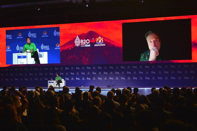 Elon Musk tampil sebagai pembicara di salah satu sesi B20 Summit dimoderatori oleh Ketua Dewan Pertimbangan Kadin Indonesia, Anindya Bakrie. Foto: Kadin Indonesia