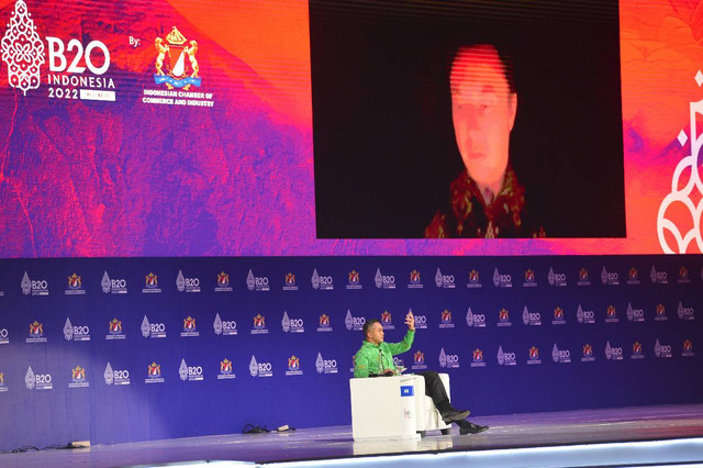 Elon Musk tampil sebagai pembicara di salah satu sesi B20 Summit dimoderatori oleh Ketua Dewan Pertimbangan Kadin Indonesia, Anindya Bakrie. Foto: Kadin Indonesia