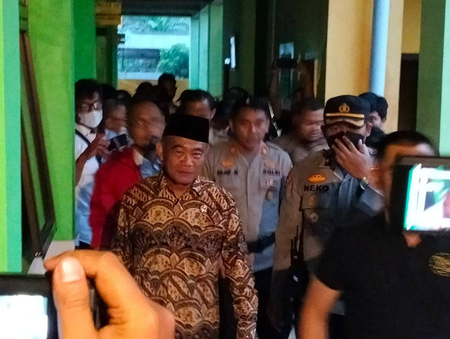 Menteri PMK Muhadjir Effendy yang kunjungi SD Muhammadiyah di Gunungkidul yang atapnya ambruk, Senin (14/11/2022) sore. Foto: erfanto/Tugu Jogja
