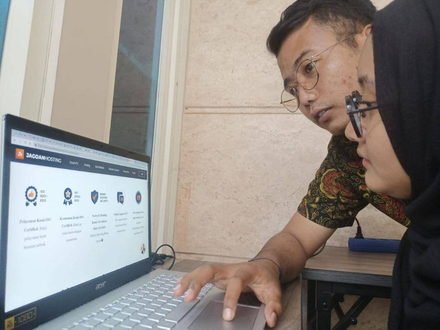 Tim IT Jagoan Hosting melakukan analisa data keamanan. foto/dok