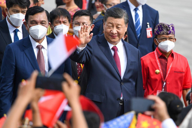 Presiden Cina Xi Jinping (kedua dari kanan) bersama dengan Menteri Kemaritiman dan Investasi Luhut Binsar Pandjaitan (kiri) dan Gubernur Bali I Wayan Koster (kanan) saat tiba di VVIP Terminal I Bandar
Internasional Bali I Gusti Ngurah Rai, (14/11).  Foto: G20 Indonesia Media Center/M Risyal Hidayat