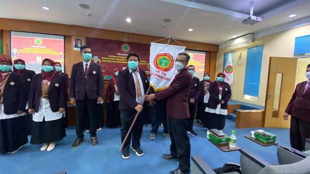 Penyerahan Pataka PPNI oleh Ketua PPNI Bantul kepada Ketua DPK PPNI UMY. Dokumentasi: penulis
