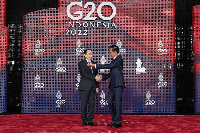 Presiden Joko Widodo (kanan) menyambut kedatangan Presiden ADB Masatsugu Asakawa di lokasi KTT G20 Indonesia, Nusa Dua, Bali, Selasa (15/11/2022).  Foto: Sigid Kurniawan/ANTARA FOTO