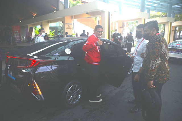 Sandiaga Uno pakai Toyota Prius PHEV di KTT G20  Foto: Aditia Noviansyah/kumparan