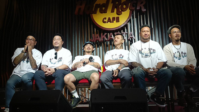 Saint Loco dalam konferensi pers A Journer back HOME, di Hard Rock Cafe Jakarta, SCBD, Jakarta Selatan, Senin (14/11). Foto: Giovanni/kumparan