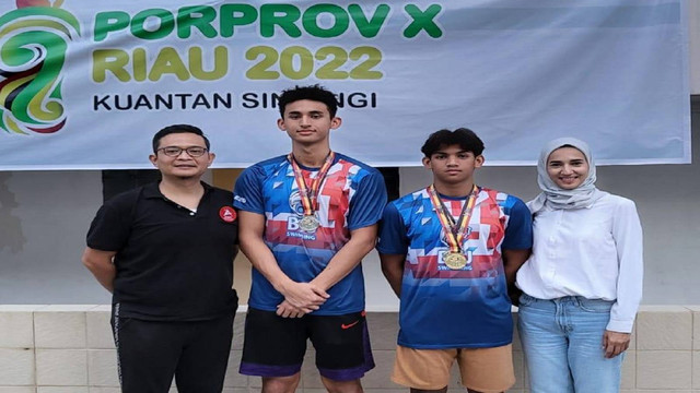 Dzimar Alfath Muhammad, cucu dari mantan Gubernur Riau, Saleh Djasit, meraih medali emas di cabor renang dalam Porprov Riau. (ROBI SUSANTO/SELASAR RIAU)