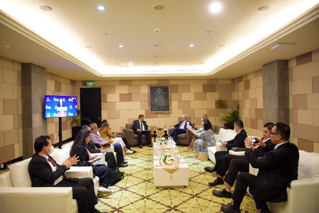 Menko Airlangga Hartarto bertemu dengan Managing Director of Operations World Bank Axel van Trotsenburg. Foto: Kemenko Perekonomian