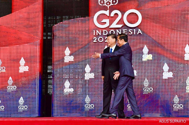 Presiden Jokowi bersama  Xi Jinping di KTT G20 Bali. Foto: Dok. Agus Suparto