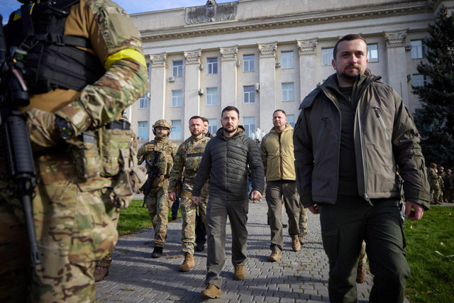 Presiden Ukraina Volodymyr Zelenskiy mengunjungi Kherson, Ukraina, Senin (14/11/2022). Foto: Ukrainian Presidential Press Service/Reuters